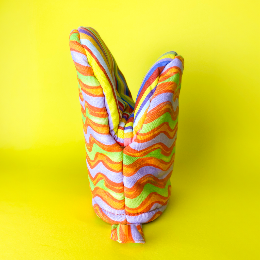 Sustainable oven mitt made from organic cotton featuring colorful pattern design